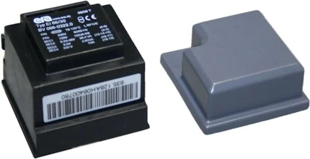 Transformator von Bosch, rechteckige Bauform in Schwarz mit einem abnehmbaren grauen Deckel, eindeutig markiert mit technischen Informationen und einem Barcode.